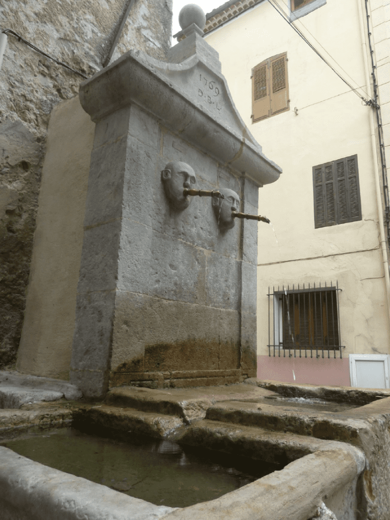Fontaine à Brignoles (83) Restauration des têtes sculptées Enduits à la chaux sur les deux cotés de la fontaine