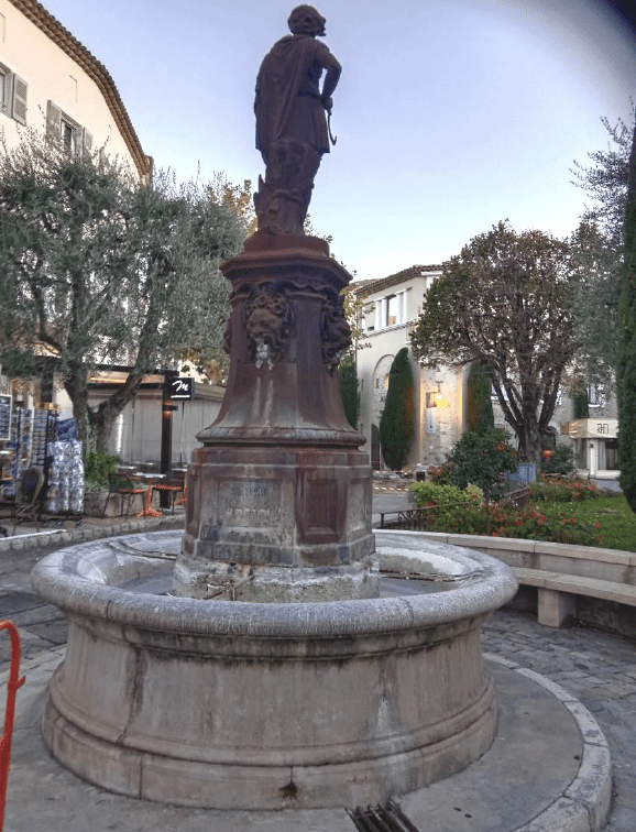 Déplacement et restauration de la Fontaine du Vieux Village à Mougins (06).