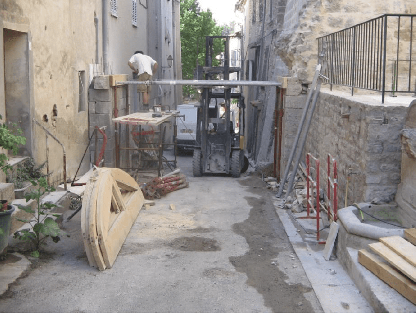 Château de Carcès (83) - Porche en pierre