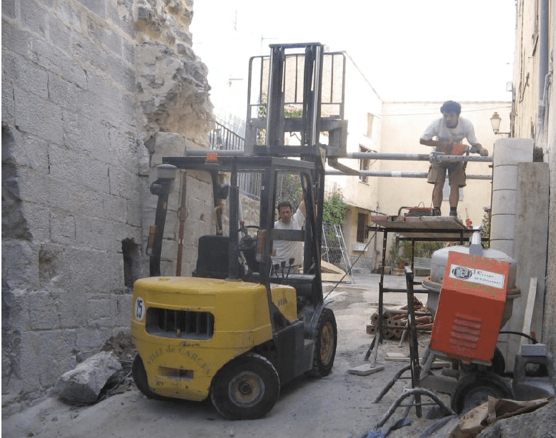Château de Carcès (83) - Porche en pierre