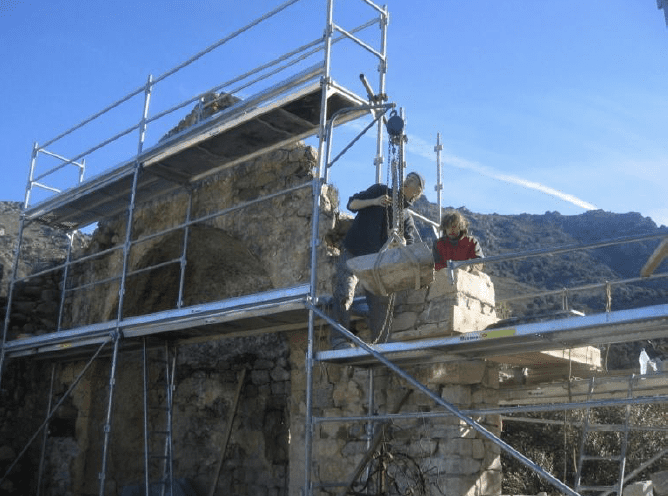 Restauration du mur d’abside de la chapelle San Lussoriu de ZILIA(Corse)