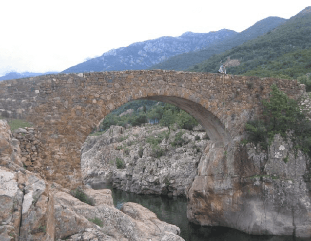 Restauration de l’ancien pont génois de Galéria ( Haute Corse)