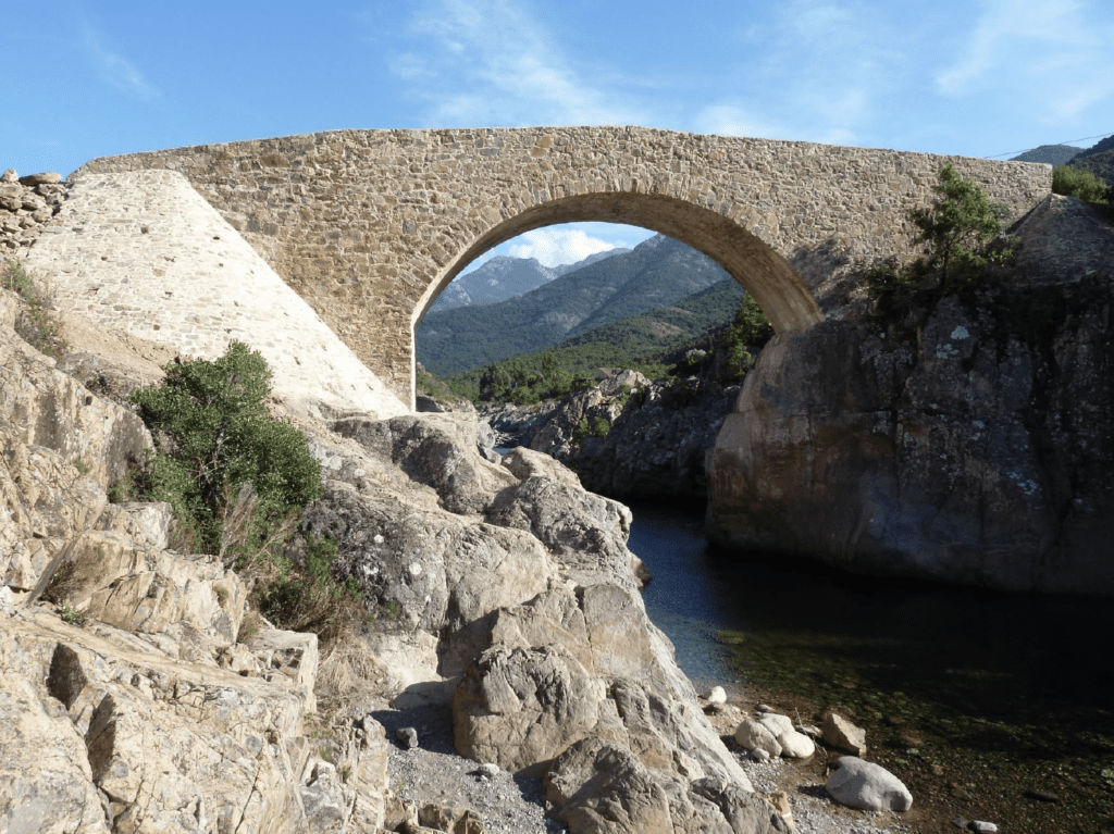 Restauration de l’ancien pont génois de Galéria ( Haute Corse)
