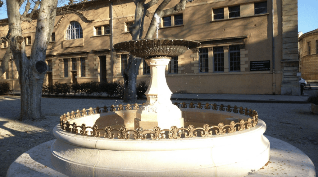 Construction d’une fontaine dans la cour de l’école des Arts et Métiers (83-Aix en Provence)