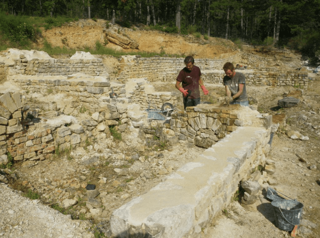 Sauvegarde du site des ruines gallo romaine de Bédoin (84): Reconstitution et consolidation de murs en pierre datant du IIIème siècle
