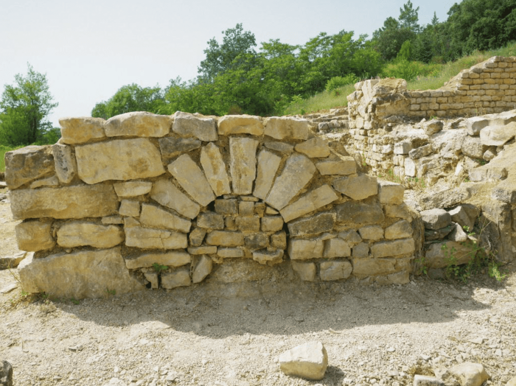 Sauvegarde du site des ruines gallo romaine de Bédoin (84): Reconstitution et consolidation de murs en pierre datant du IIIème siècle
