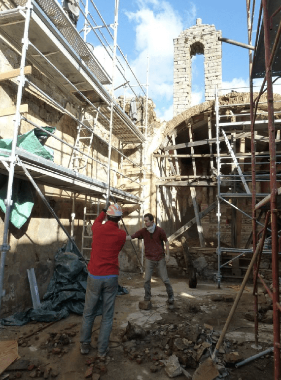Eglise Sainte Lucie (Xème siècle) de Sainte Marie Sichée (Corse du sud) Travaux d’urgence en maçonnerie de pierre et arcatures romanes