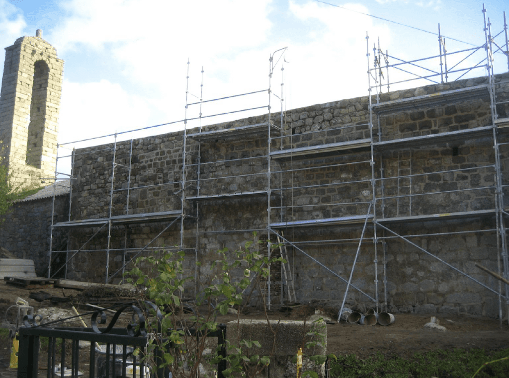 Eglise Sainte Lucie (Xème siècle) de Sainte Marie Sichée (Corse du sud) Travaux d’urgence en maçonnerie de pierre et arcatures romanes