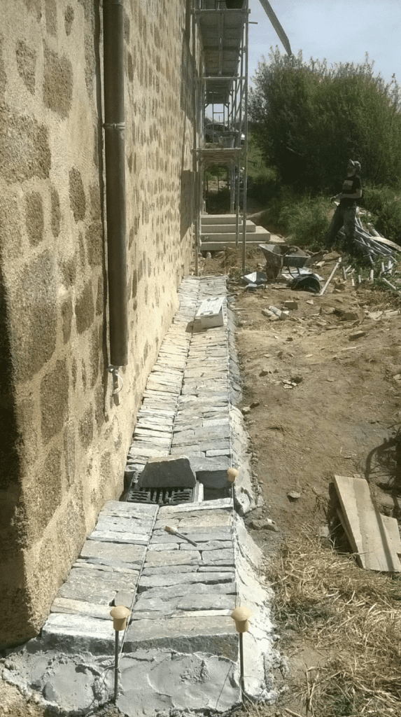 Eglise Sainte Lucie (Xème siècle) de Sainte Marie Sichée (Corse du sud) Travaux d’urgence en maçonnerie de pierre et arcatures romanes