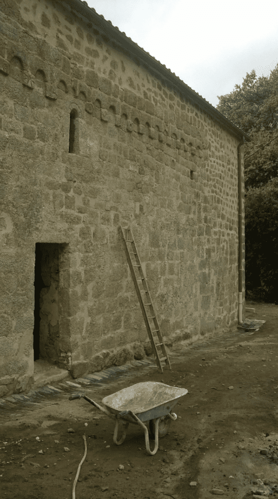 Eglise Sainte Lucie (Xème siècle) de Sainte Marie Sichée (Corse du sud) Travaux d’urgence en maçonnerie de pierre et arcatures romanes