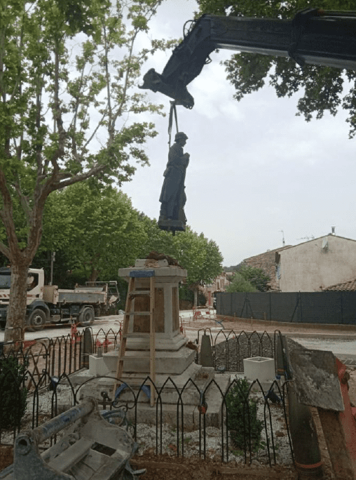 Déplacement et restauration du Monument aux morts de Bras (83)