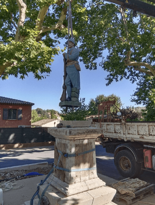 Déplacement et restauration du Monument aux morts de Bras (83)