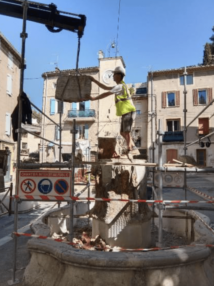 Restauration complète de la fontaine de Ste Barbe à Auriol (13)