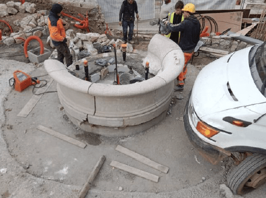 Déplacement et restauration de la Fontaine du Vieux Village à Mougins (06).